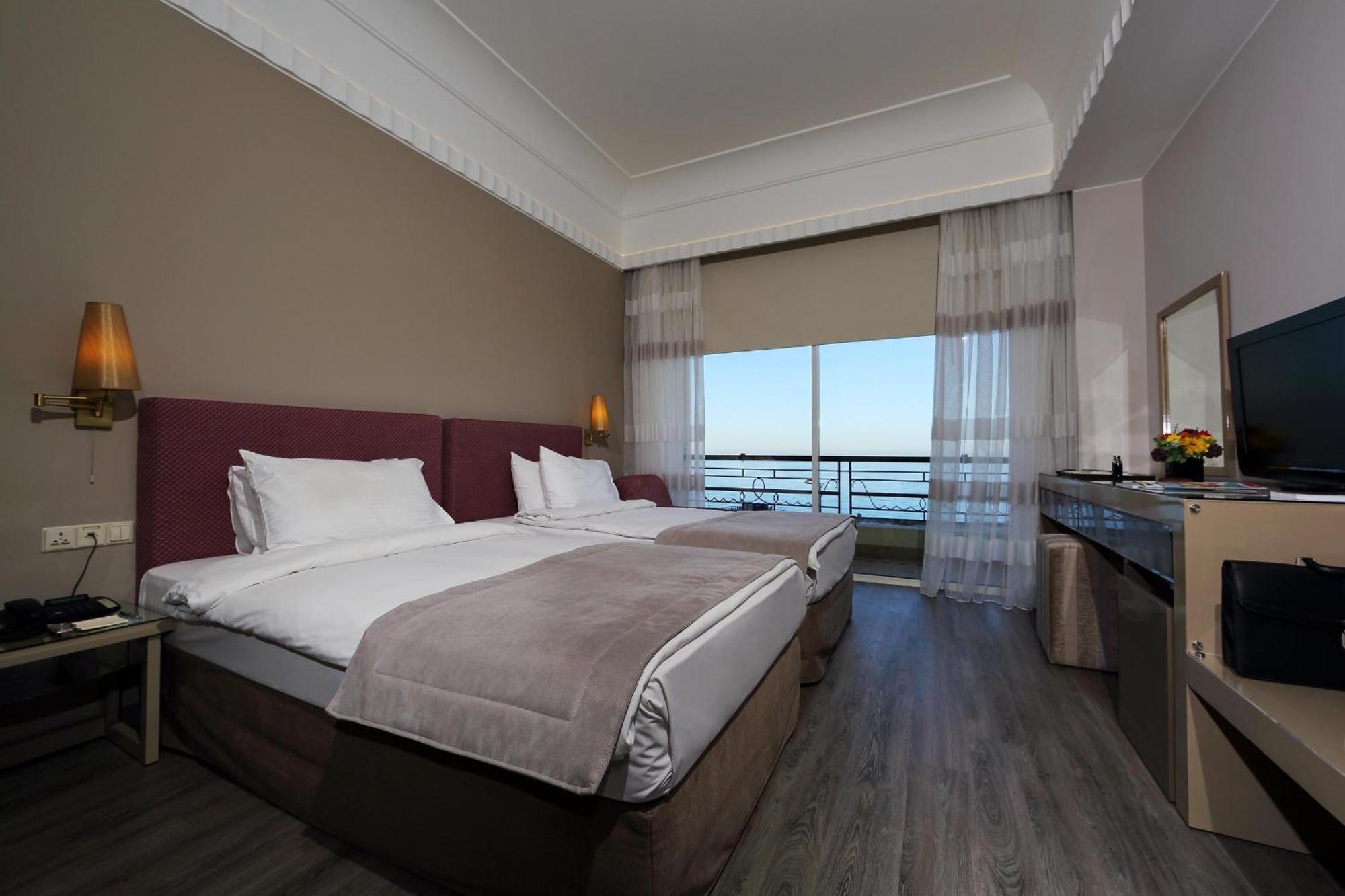 Warwick Palm Beach Hotel Beirut Room photo