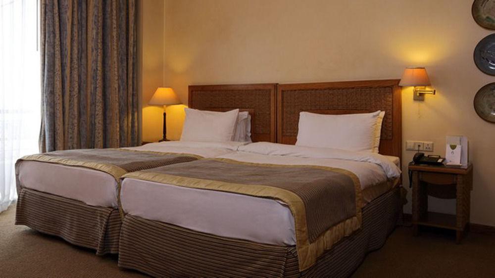 Warwick Palm Beach Hotel Beirut Exterior photo